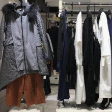 廣州市三薈服飾有限責(zé)任公司 行業(yè)領(lǐng)先的服裝服飾批發(fā)供應(yīng)商